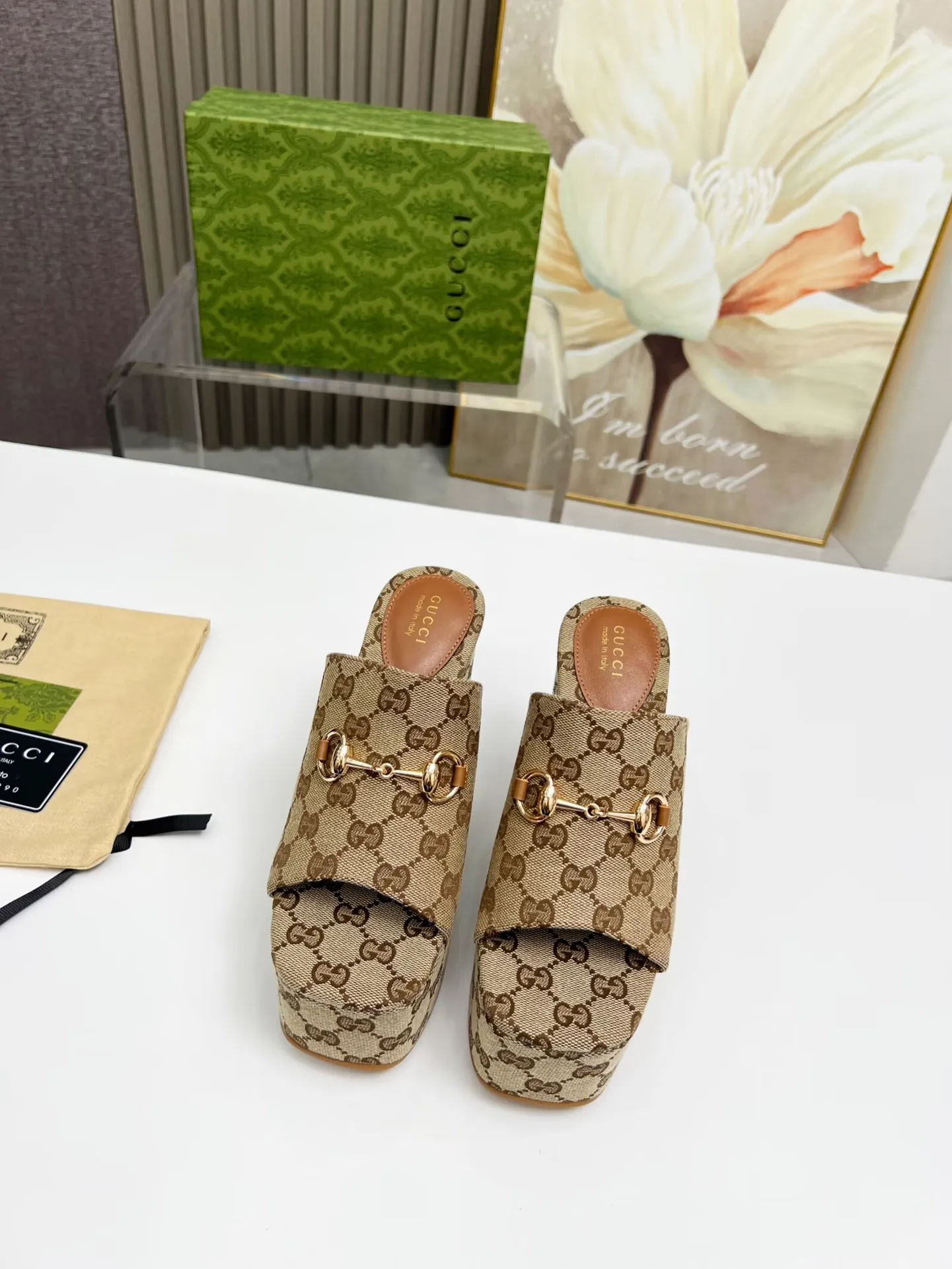 👟👟Ex-factory price 440👟👟 Gucci's new slippers, fashionable, high-end and full of personality✅ Very stable, comfortable and durable for daily use, convenient and unique for daily matching, a must-have classic for summer, the upper uses GUCCI brand buckles Inner/foot pads: sheepskin Platform height: 11cm Color: black, brown Size: 35-42 (41, 42 need to be customized) Packing: Comes with cloth bag cards.